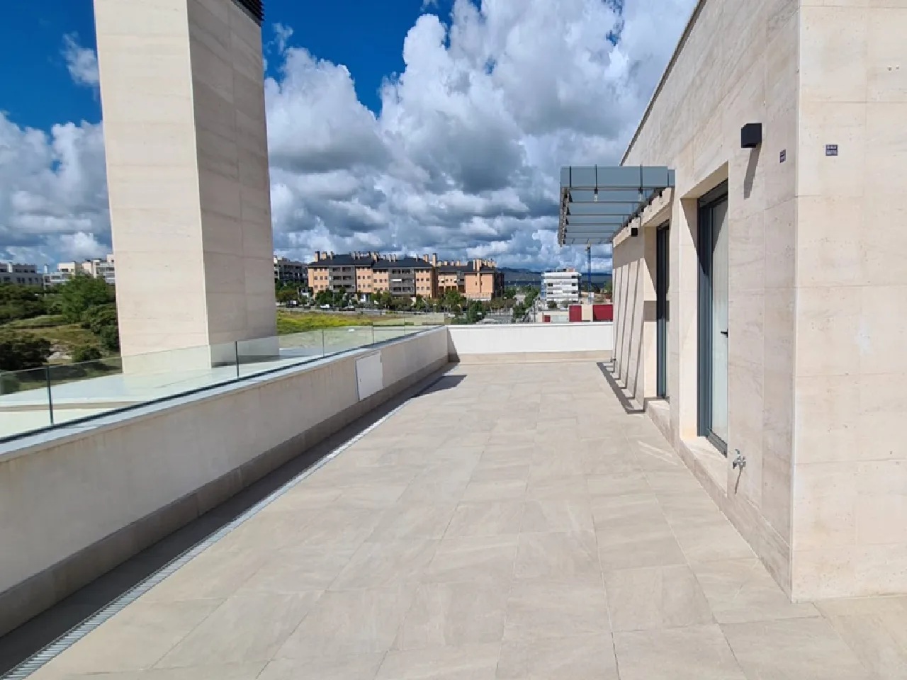 Terraza sin pérgola — antes de la instalación en Colmenar Viejo